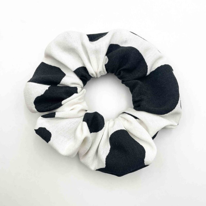 Handmade scrunchies with unique patterns and textures, made by a skilled tailor. These custom scrunchies feature floral prints, polka dots, and solid colors, crafted from high-quality fabrics like soft velvet, breathable cotton, and smooth satin. Perfect for adding a stylish and comfortable touch to any hairstyle or outfit. Ideal for fashion lovers who appreciate handmade accessories. Χειροποίητα scrunchies με μοναδικά σχέδια και υφές, φτιαγμένα από ταλαντούχο ράφτη. Αυτά τα χειροποίητα λαστιχάκια μαλλιών διαθέτουν λουλουδάτα μοτίβα, πουά και μονόχρωμα σχέδια, από υφάσματα υψηλής ποιότητας όπως μαλακό βελούδο, βαμβάκι και σατέν. Ιδανικά για να προσθέσουν στυλ και άνεση σε κάθε χτένισμα ή εμφάνιση. Ιδανική επιλογή για όσους αγαπούν τα χειροποίητα αξεσουάρ μόδας.