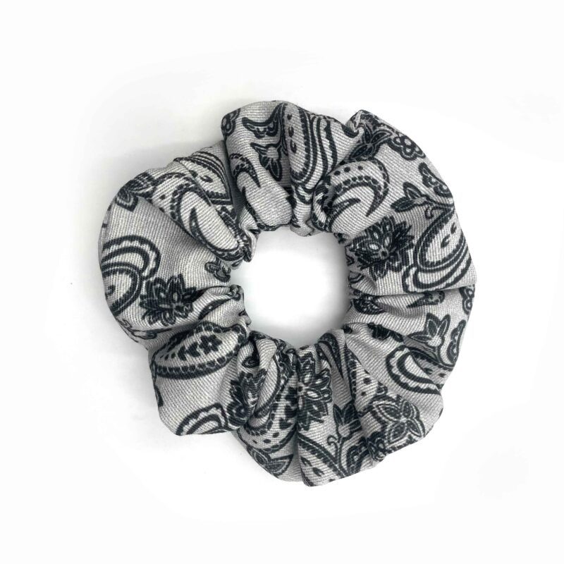 Handmade scrunchies with unique patterns and textures, made by a skilled tailor. These custom scrunchies feature floral prints, polka dots, and solid colors, crafted from high-quality fabrics like soft velvet, breathable cotton, and smooth satin. Perfect for adding a stylish and comfortable touch to any hairstyle or outfit. Ideal for fashion lovers who appreciate handmade accessories. Χειροποίητα scrunchies με μοναδικά σχέδια και υφές, φτιαγμένα από ταλαντούχο ράφτη. Αυτά τα χειροποίητα λαστιχάκια μαλλιών διαθέτουν λουλουδάτα μοτίβα, πουά και μονόχρωμα σχέδια, από υφάσματα υψηλής ποιότητας όπως μαλακό βελούδο, βαμβάκι και σατέν. Ιδανικά για να προσθέσουν στυλ και άνεση σε κάθε χτένισμα ή εμφάνιση. Ιδανική επιλογή για όσους αγαπούν τα χειροποίητα αξεσουάρ μόδας.