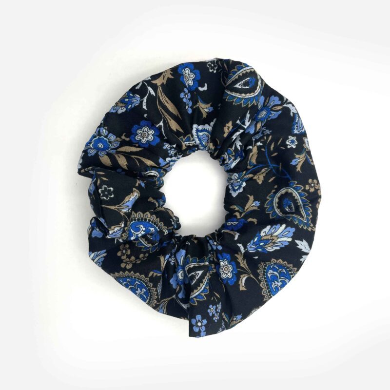 Handmade scrunchies with unique patterns and textures, made by a skilled tailor. These custom scrunchies feature floral prints, polka dots, and solid colors, crafted from high-quality fabrics like soft velvet, breathable cotton, and smooth satin. Perfect for adding a stylish and comfortable touch to any hairstyle or outfit. Ideal for fashion lovers who appreciate handmade accessories. Χειροποίητα scrunchies με μοναδικά σχέδια και υφές, φτιαγμένα από ταλαντούχο ράφτη. Αυτά τα χειροποίητα λαστιχάκια μαλλιών διαθέτουν λουλουδάτα μοτίβα, πουά και μονόχρωμα σχέδια, από υφάσματα υψηλής ποιότητας όπως μαλακό βελούδο, βαμβάκι και σατέν. Ιδανικά για να προσθέσουν στυλ και άνεση σε κάθε χτένισμα ή εμφάνιση. Ιδανική επιλογή για όσους αγαπούν τα χειροποίητα αξεσουάρ μόδας.