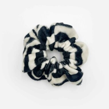 Handmade scrunchies with unique patterns and textures, made by a skilled tailor. These custom scrunchies feature floral prints, polka dots, and solid colors, crafted from high-quality fabrics like soft velvet, breathable cotton, and smooth satin. Perfect for adding a stylish and comfortable touch to any hairstyle or outfit. Ideal for fashion lovers who appreciate handmade accessories. Χειροποίητα scrunchies με μοναδικά σχέδια και υφές, φτιαγμένα από ταλαντούχο ράφτη. Αυτά τα χειροποίητα λαστιχάκια μαλλιών διαθέτουν λουλουδάτα μοτίβα, πουά και μονόχρωμα σχέδια, από υφάσματα υψηλής ποιότητας όπως μαλακό βελούδο, βαμβάκι και σατέν. Ιδανικά για να προσθέσουν στυλ και άνεση σε κάθε χτένισμα ή εμφάνιση. Ιδανική επιλογή για όσους αγαπούν τα χειροποίητα αξεσουάρ μόδας.