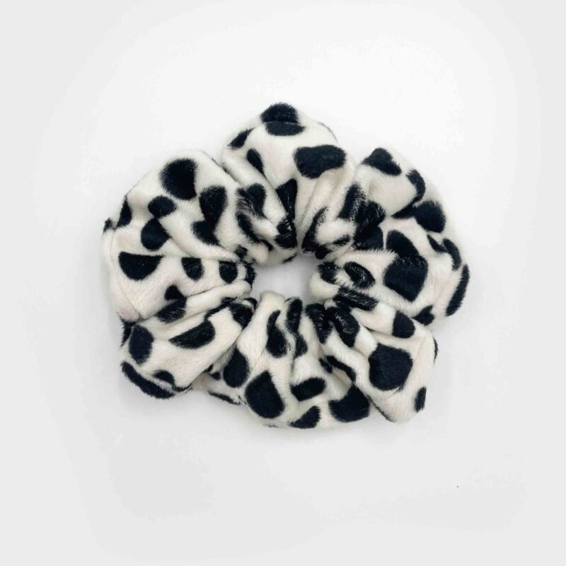 Handmade scrunchies with unique patterns and textures, made by a skilled tailor. These custom scrunchies feature floral prints, polka dots, and solid colors, crafted from high-quality fabrics like soft velvet, breathable cotton, and smooth satin. Perfect for adding a stylish and comfortable touch to any hairstyle or outfit. Ideal for fashion lovers who appreciate handmade accessories. Χειροποίητα scrunchies με μοναδικά σχέδια και υφές, φτιαγμένα από ταλαντούχο ράφτη. Αυτά τα χειροποίητα λαστιχάκια μαλλιών διαθέτουν λουλουδάτα μοτίβα, πουά και μονόχρωμα σχέδια, από υφάσματα υψηλής ποιότητας όπως μαλακό βελούδο, βαμβάκι και σατέν. Ιδανικά για να προσθέσουν στυλ και άνεση σε κάθε χτένισμα ή εμφάνιση. Ιδανική επιλογή για όσους αγαπούν τα χειροποίητα αξεσουάρ μόδας.