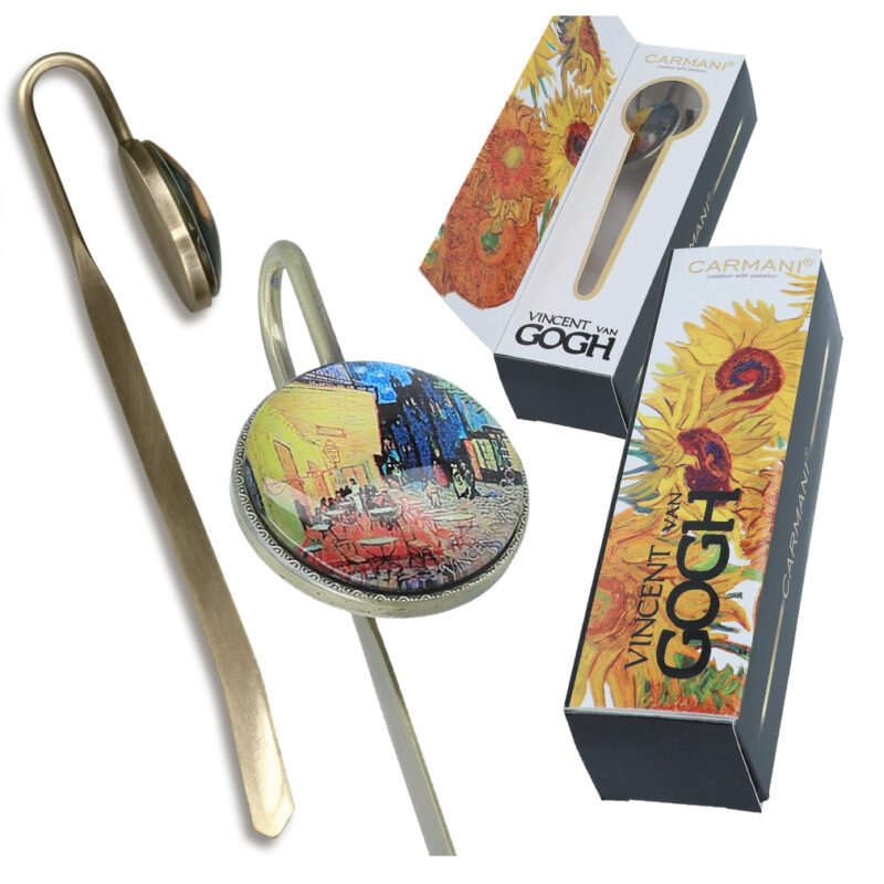 Metallic bookmark featuring Vincent van Gogh's Café Terrace at Night artwork by Carmani. Vincent van Gogh, Café Terrace at Night, metallic bookmark, art-inspired bookmark, gift bookmark, literary accessory, home decor, van Gogh gift, colorful design, unique gift for art lovers, Μεταλλικό σελιδοδείκτη με έργο του Βίνσεντ βαν Γκογκ, Καφέ με βεράντα τη νύχτα, από την Carmani. Βίνσεντ βαν Γκογκ, Καφέ με βεράντα τη νύχτα, μεταλλικός σελιδοδείκτης, σελιδοδείκτης εμπνευσμένος από τέχνη, δώρο σελιδοδείκτης, λογοτεχνικό αξεσουάρ, διακόσμηση σπιτιού, δώρο βαν Γκογκ, πολύχρωμο σχέδιο, μοναδικό δώρο για λάτρεις της τέχνης.