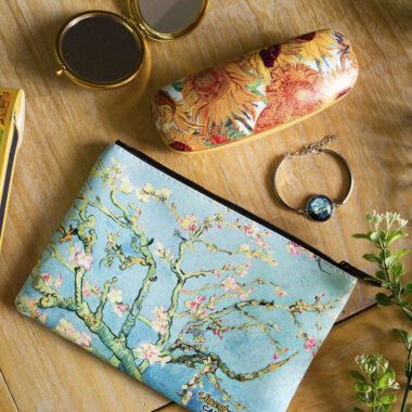 Cosmetic bag featuring Vincent van Gogh's Almond Blossom artwork by Carmani. Vincent van Gogh, Almond Blossom, cosmetic bag, art-inspired accessory, van Gogh gift, stylish pouch, eco-friendly bag, unique design, functional art, gift for art lovers."Τσαντακι καλλυντικών με έργο του Βίνσεντ βαν Γκογκ, Ανθισμένο Αμύγδαλο, από την Carmani. Βίνσεντ βαν Γκογκ, Ανθισμένο Αμύγδαλο, τσάντα καλλυντικών, αξεσουάρ εμπνευσμένο από τέχνη, δώρο βαν Γκογκ, στυλάτη θήκη, οικολογική τσάντα, μοναδικός σχεδιασμός, λειτουργική τέχνη, δώρο για λάτρεις της τέχνης.