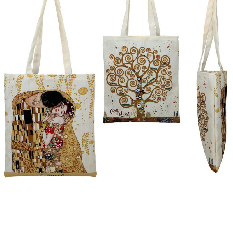 "Book bag featuring Gustav Klimt's The Kiss and The Tree of Life artwork with a cream background, measuring 22x25.5cm by Carmani. Gustav Klimt, The Kiss, The Tree of Life, book bag, 22x25.5cm, art-inspired bag, Klimt gift, stylish book bag, unique design, functional art, gift for art lovers. "Τσάντα βιβλίου με έργα του Γκουστάβ Κλιμτ, Το Φιλί και Το Δέντρο της Ζωής, με κρεμ φόντο, διαστάσεων 22x25.5cm από την Carmani. Γκουστάβ Κλιμτ, Το Φιλί, Το Δέντρο της Ζωής, τσάντα βιβλίου, 22x25.5cm, τσάντα εμπνευσμένη από τέχνη, δώρο Κλιμτ, στυλάτη τσάντα βιβλίου, μοναδικός σχεδιασμός, λειτουργική τέχνη, δώρο για λάτρεις της τέχνης.