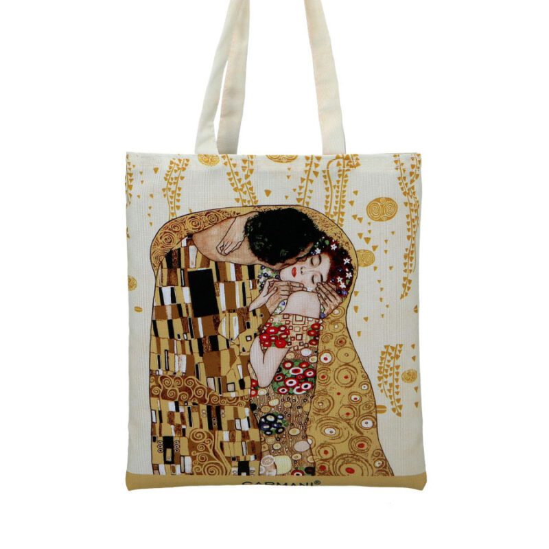 "Book bag featuring Gustav Klimt's The Kiss and The Tree of Life artwork with a cream background, measuring 22x25.5cm by Carmani. Gustav Klimt, The Kiss, The Tree of Life, book bag, 22x25.5cm, art-inspired bag, Klimt gift, stylish book bag, unique design, functional art, gift for art lovers. "Τσάντα βιβλίου με έργα του Γκουστάβ Κλιμτ, Το Φιλί και Το Δέντρο της Ζωής, με κρεμ φόντο, διαστάσεων 22x25.5cm από την Carmani. Γκουστάβ Κλιμτ, Το Φιλί, Το Δέντρο της Ζωής, τσάντα βιβλίου, 22x25.5cm, τσάντα εμπνευσμένη από τέχνη, δώρο Κλιμτ, στυλάτη τσάντα βιβλίου, μοναδικός σχεδιασμός, λειτουργική τέχνη, δώρο για λάτρεις της τέχνης.