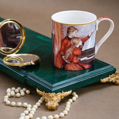 "Mug featuring Pierre-Auguste Renoir's The Piano Lesson artwork, 380ml by Carmani. Pierre-Auguste Renoir, The Piano Lesson, mug, 380ml, Carmani, ceramic mug, art-inspired mug, classical art mug, gift mug, coffee cup, tea mug, home decor, Renoir gift, music theme. "Κούπα με έργο του Πιερ-Ογκύστ Ρενουάρ, Το Μάθημα Πιάνου, 380ml από την Carmani. Πιερ-Ογκύστ Ρενουάρ, Το Μάθημα Πιάνου, κούπα, 380ml, Carmani, κεραμική κούπα, καλλιτεχνική κούπα, κούπα κλασικής τέχνης, δώρο κούπα, κούπα καφέ, κούπα τσαγιού, διακόσμηση σπιτιού, δώρο Ρενουάρ, μουσικό θέμα.