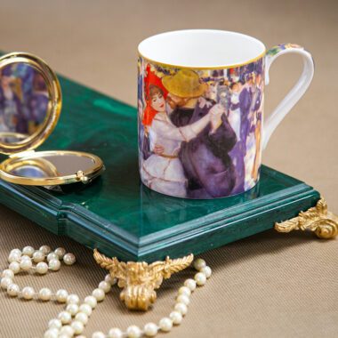 Mug featuring Pierre-Auguste Renoir's Dance at Le Moulin de la Galette artwork, 380ml by Carmani. Pierre-Auguste Renoir, Dance at Le Moulin de la Galette, mug, 380ml, Carmani, ceramic mug, art-inspired mug, classical art mug, gift mug, coffee cup, tea mug, home decor, Renoir gift, dance theme. Κούπα με έργο του Πιερ-Ογκύστ Ρενουάρ, Χορός στο Μουλέν ντε λα Γκαλέτ, 380ml από την Carmani. Πιερ-Ογκύστ Ρενουάρ, Χορός στο Μουλέν ντε λα Γκαλέτ, κούπα, 380ml, Carmani, κεραμική κούπα, καλλιτεχνική κούπα, κούπα κλασικής τέχνης, δώρο κούπα, κούπα καφέ, κούπα τσαγιού, διακόσμηση σπιτιού, δώρο Ρενουάρ, θέμα χορού.