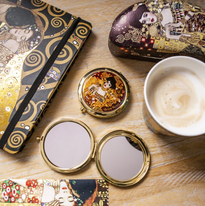 "Round mirror featuring Gustav Klimt's Adela artwork by Carmani, packaged as a gift with a biography of the painter. Gustav Klimt, Adela, decorative mirror, art-inspired home decor, Klimt gift, gift package, artist biography, stylish design, unique artwork, functional art, gift for art lovers." "Στρογγυλός καθρέφτης με έργο του Γκούσταβ Κλιμτ, Άντελα, από την Carmani, συσκευασμένος ως δώρο με βιογραφία του ζωγράφου. Γκούσταβ Κλιμτ, Άντελα, διακοσμητικός καθρέφτης, διακόσμηση σπιτιού εμπνευσμένη από τέχνη, δώρο Κλιμτ, συσκευασία δώρου, βιογραφία καλλιτέχνη, στυλάτος σχεδιασμός, μοναδικό έργο τέχνης, λειτουργική τέχνη, δώρο για λάτρεις της τέχνης."