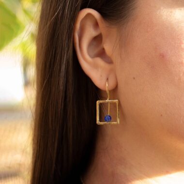 Handmade brass Cyanea square earrings featuring stunning blue cat eye stones, crafted by Sunny Designs. These contemporary earrings are perfect for adding a bold statement to any outfit and make a fabulous gift for women. Cyanea earrings, square earrings, blue cat eye earrings, handmade brass jewelry, Sunny Designs earrings, unique gift, stylish earrings, women’s jewelry, artisan earrings, bold earrings Χειροποίητα σκουλαρίκια Cyanea από μπρούντζο σε σχήμα τετράγωνου με εντυπωσιακές μπλε πέτρες ματιού της γάτας, φτιαγμένα από τη Sunny Designs. Αυτά τα σύγχρονα σκουλαρίκια είναι ιδανικά για να προσθέσουν μια τολμηρή δήλωση σε κάθε ντύσιμο και αποτελούν μια φανταστική επιλογή δώρου για γυναίκες. σκουλαρίκια Cyanea, τετράγωνα σκουλαρίκια, σκουλαρίκια με μπλε μάτι γάτας, χειροποίητο κόσμημα από μπρούντζο, σκουλαρίκια Sunny Designs, μοναδικό δώρο, κομψά σκουλαρίκια, γυναικείο κόσμημα, κοσμήματα τέχνης, τολμηρά σκουλαρίκια