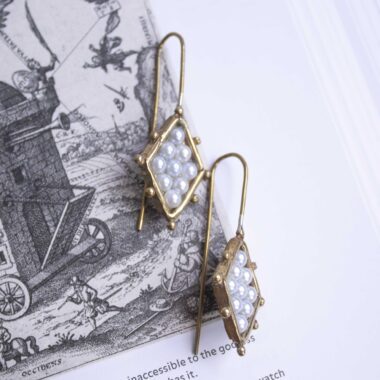 rhombus earrings with pearl, pearl brass earrings, handmade geometric earrings, Sunny Designs jewelry, Greek handmade jewelry, diamond-shaped earrings σκουλαρίκια ρόμβος με πέρλα, σκουλαρίκια ορείχαλκος με πέρλα, γεωμετρικά σκουλαρίκια, Sunny Designs κόσμημα, ελληνικά χειροποίητα κοσμήματα