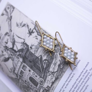 rhombus earrings with pearl, pearl brass earrings, handmade geometric earrings, Sunny Designs jewelry, Greek handmade jewelry, diamond-shaped earrings σκουλαρίκια ρόμβος με πέρλα, σκουλαρίκια ορείχαλκος με πέρλα, γεωμετρικά σκουλαρίκια, Sunny Designs κόσμημα, ελληνικά χειροποίητα κοσμήματα