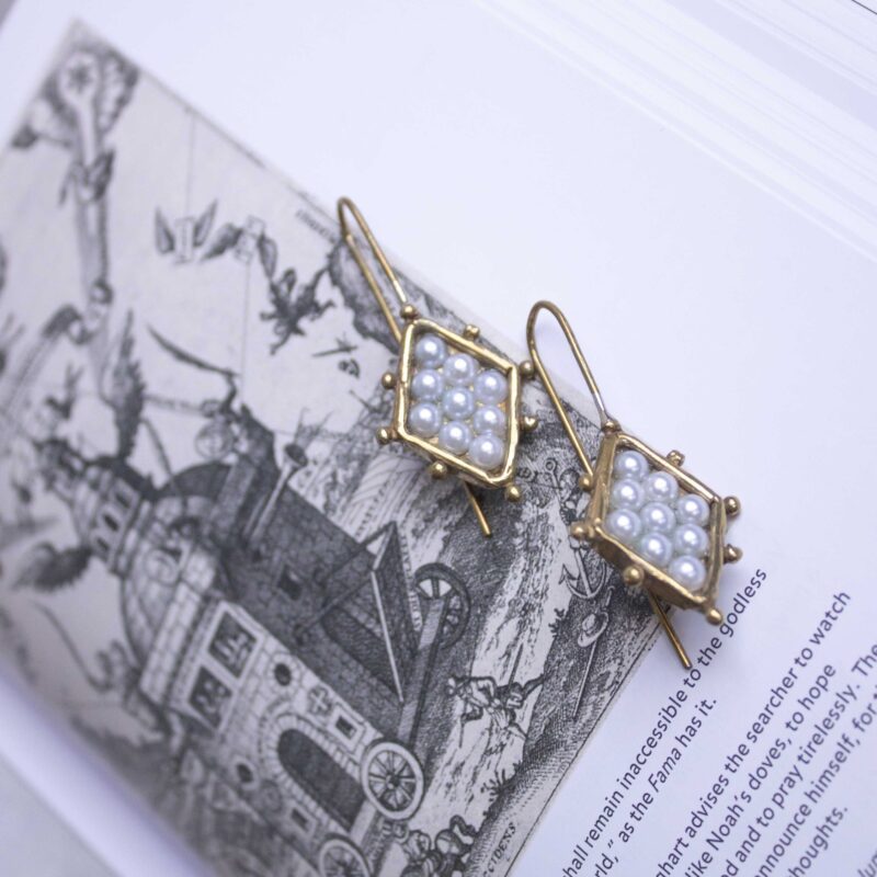 rhombus earrings with pearl, pearl brass earrings, handmade geometric earrings, Sunny Designs jewelry, Greek handmade jewelry, diamond-shaped earrings σκουλαρίκια ρόμβος με πέρλα, σκουλαρίκια ορείχαλκος με πέρλα, γεωμετρικά σκουλαρίκια, Sunny Designs κόσμημα, ελληνικά χειροποίητα κοσμήματα