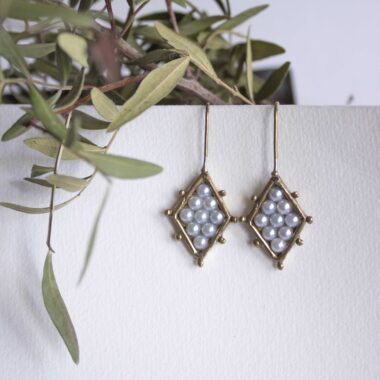 rhombus earrings with pearl, pearl brass earrings, handmade geometric earrings, Sunny Designs jewelry, Greek handmade jewelry, diamond-shaped earrings σκουλαρίκια ρόμβος με πέρλα, σκουλαρίκια ορείχαλκος με πέρλα, γεωμετρικά σκουλαρίκια, Sunny Designs κόσμημα, ελληνικά χειροποίητα κοσμήματα