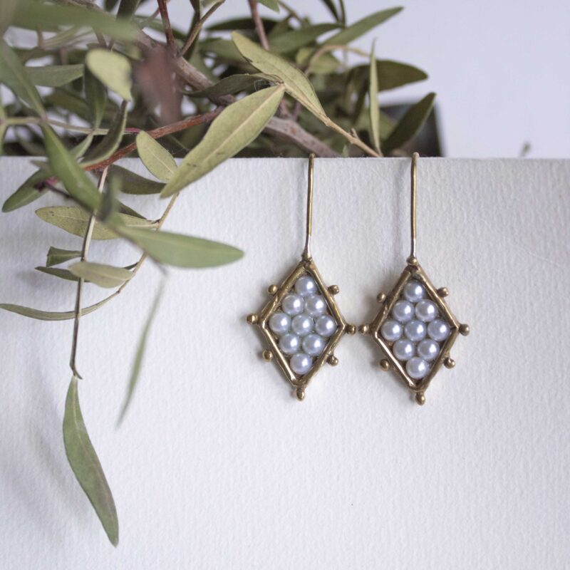 rhombus earrings with pearl, pearl brass earrings, handmade geometric earrings, Sunny Designs jewelry, Greek handmade jewelry, diamond-shaped earrings σκουλαρίκια ρόμβος με πέρλα, σκουλαρίκια ορείχαλκος με πέρλα, γεωμετρικά σκουλαρίκια, Sunny Designs κόσμημα, ελληνικά χειροποίητα κοσμήματα
