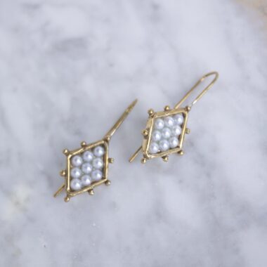 rhombus earrings with pearl, pearl brass earrings, handmade geometric earrings, Sunny Designs jewelry, Greek handmade jewelry, diamond-shaped earrings σκουλαρίκια ρόμβος με πέρλα, σκουλαρίκια ορείχαλκος με πέρλα, γεωμετρικά σκουλαρίκια, Sunny Designs κόσμημα, ελληνικά χειροποίητα κοσμήματα