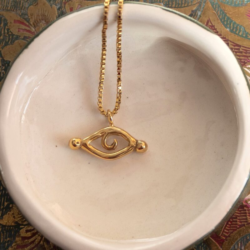 InnSaei Eye necklace, handmade artisan pendant in 24k gold plated brass on stainless steel chain, symbolic protective eye jewelry, boho spiritual necklace, unique handmade small business accessory by Sunny Designs Κολιέ InnSaei Eye, χειροποίητο μενταγιόν ματιού από ορείχαλκο επιχρυσωμένο 24 καράτια σε ατσάλινη αλυσίδα, συμβολικό κόσμημα προστασίας, boho χειροποίητο αξεσουάρ, μοναδικό κόσμημα μικρής επιχείρησης Sunny Designs