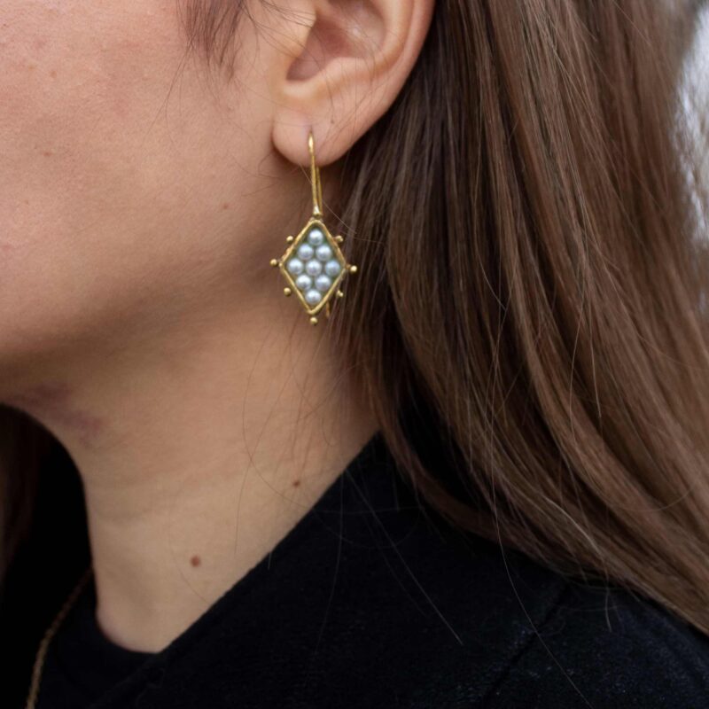rhombus earrings with pearl, pearl brass earrings, handmade geometric earrings, Sunny Designs jewelry, Greek handmade jewelry, diamond-shaped earrings σκουλαρίκια ρόμβος με πέρλα, σκουλαρίκια ορείχαλκος με πέρλα, γεωμετρικά σκουλαρίκια, Sunny Designs κόσμημα, ελληνικά χειροποίητα κοσμήματα