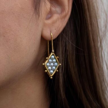 rhombus earrings with pearl, pearl brass earrings, handmade geometric earrings, Sunny Designs jewelry, Greek handmade jewelry, diamond-shaped earrings σκουλαρίκια ρόμβος με πέρλα, σκουλαρίκια ορείχαλκος με πέρλα, γεωμετρικά σκουλαρίκια, Sunny Designs κόσμημα, ελληνικά χειροποίητα κοσμήματα