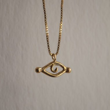 InnSaei Eye necklace, handmade artisan pendant in 24k gold plated brass on stainless steel chain, symbolic protective eye jewelry, boho spiritual necklace, unique handmade small business accessory by Sunny Designs Κολιέ InnSaei Eye, χειροποίητο μενταγιόν ματιού από ορείχαλκο επιχρυσωμένο 24 καράτια σε ατσάλινη αλυσίδα, συμβολικό κόσμημα προστασίας, boho χειροποίητο αξεσουάρ, μοναδικό κόσμημα μικρής επιχείρησης Sunny Designs