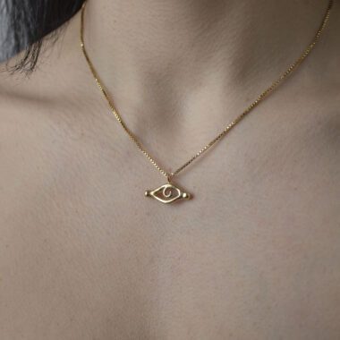 InnSaei Eye necklace, handmade artisan pendant in 24k gold plated brass on stainless steel chain, symbolic protective eye jewelry, boho spiritual necklace, unique handmade small business accessory by Sunny Designs Κολιέ InnSaei Eye, χειροποίητο μενταγιόν ματιού από ορείχαλκο επιχρυσωμένο 24 καράτια σε ατσάλινη αλυσίδα, συμβολικό κόσμημα προστασίας, boho χειροποίητο αξεσουάρ, μοναδικό κόσμημα μικρής επιχείρησης Sunny Designs