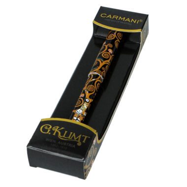 Gustav Klimt Tree of Life pen featuring the iconic artwork on a black background, crafted by Carmani. This elegant pen is perfect for art lovers and comes with gift packaging, making it a unique and stylish gift option. It’s also a cheap Christmas gift for anyone who appreciates beautiful stationery. Klimt pen, Tree of Life pen, Carmani pen, artistic stationery, gift for art lovers, unique pen, home and office, writing accessories, elegant design, gift packaging, cheap Christmas gift Στυλό με το έργο Τree of Life του Gustav Klimt, με εικονιστική τέχνη σε μαύρο φόντο, φτιαγμένο από την Carmani. Αυτό το κομψό στυλό είναι ιδανικό για λάτρεις της τέχνης και έρχεται με συσκευασία δώρου, κάνοντάς το μια μοναδική και στιλάτη επιλογή δώρου. Είναι επίσης μια οικονομική επιλογή δώρου για τα Χριστούγεννα για όποιον εκτιμά την όμορφη γραφική ύλη. στυλό Klimt, στυλό Tree of Life, στυλό Carmani, καλλιτεχνική γραφική ύλη, δώρο για λάτρεις της τέχνης, μοναδικό στυλό, είδη σπιτιού και γραφείου, αξεσουάρ γραφής, κομψός σχεδιασμός, συσκευασία δώρου, οικονομικό δώρο Χριστουγέννων