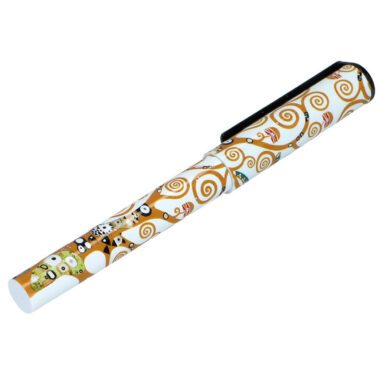 Gustav Klimt Tree of Life pen featuring the iconic artwork on a white background, crafted by Carmani. This elegant pen is perfect for art lovers and comes with gift packaging, making it a unique and stylish gift option. Klimt pen, Tree of Life pen, Carmani pen, artistic stationery, gift for art lovers, unique pen, home and office, writing accessories, elegant design, gift packaging. Στυλό με το έργο Τree of Life του Gustav Klimt, με εικονιστική τέχνη σε λευκό φόντο, φτιαγμένο από την Carmani. Αυτό το κομψό στυλό είναι ιδανικό για λάτρεις της τέχνης και έρχεται με συσκευασία δώρου, κάνοντάς το μια μοναδική και στιλάτη επιλογή δώρου. στυλό Klimt, στυλό Tree of Life, στυλό Carmani, καλλιτεχνική γραφική ύλη, δώρο για λάτρεις της τέχνης, μοναδικό στυλό, είδη σπιτιού και γραφείου, αξεσουάρ γραφής, κομψός σχεδιασμός, συσκευασία δώρου