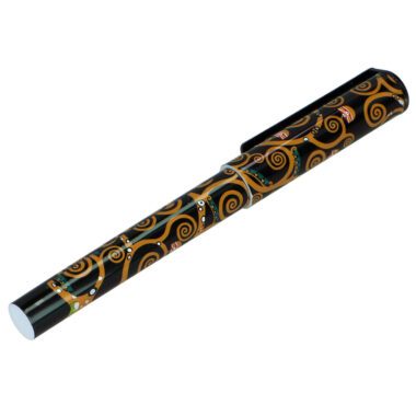 Gustav Klimt Tree of Life pen featuring the iconic artwork on a black background, crafted by Carmani. This elegant pen is perfect for art lovers and comes with gift packaging, making it a unique and stylish gift option. It’s also a cheap Christmas gift for anyone who appreciates beautiful stationery. Klimt pen, Tree of Life pen, Carmani pen, artistic stationery, gift for art lovers, unique pen, home and office, writing accessories, elegant design, gift packaging, cheap Christmas gift Στυλό με το έργο Τree of Life του Gustav Klimt, με εικονιστική τέχνη σε μαύρο φόντο, φτιαγμένο από την Carmani. Αυτό το κομψό στυλό είναι ιδανικό για λάτρεις της τέχνης και έρχεται με συσκευασία δώρου, κάνοντάς το μια μοναδική και στιλάτη επιλογή δώρου. Είναι επίσης μια οικονομική επιλογή δώρου για τα Χριστούγεννα για όποιον εκτιμά την όμορφη γραφική ύλη. στυλό Klimt, στυλό Tree of Life, στυλό Carmani, καλλιτεχνική γραφική ύλη, δώρο για λάτρεις της τέχνης, μοναδικό στυλό, είδη σπιτιού και γραφείου, αξεσουάρ γραφής, κομψός σχεδιασμός, συσκευασία δώρου, οικονομικό δώρο Χριστουγέννων