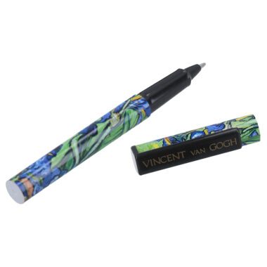 Vincent van Gogh Irises pen featuring the stunning artwork of irises, crafted by Carmani. This beautiful pen is perfect for art enthusiasts and comes with gift packaging, making it a unique and stylish gift option. It’s also a cheap Christmas gift for anyone who appreciates fine art. Van Gogh pen, Irises pen, Carmani pen, artistic stationery, gift for art lovers, unique pen, home and office, writing accessories, elegant design, gift packaging, cheap Christmas gift Στυλό με το έργο Ιρίδες του Vincent van Gogh, φτιαγμένο από την Carmani. Αυτό το όμορφο στυλό είναι ιδανικό για λάτρεις της τέχνης και έρχεται με συσκευασία δώρου, κάνοντάς το μια μοναδική και στιλάτη επιλογή δώρου. Είναι επίσης μια οικονομική επιλογή δώρου για τα Χριστούγεννα για όποιον εκτιμά την καλή τέχνη. στυλό Van Gogh, στυλό Ιρίδες, στυλό Carmani, καλλιτεχνική γραφική ύλη, δώρο για λάτρεις της τέχνης, μοναδικό στυλό, είδη σπιτιού και γραφείου, αξεσουάρ γραφής, κομψός σχεδιασμός, συσκευασία δώρου, οικονομικό δώρο Χριστουγέννων