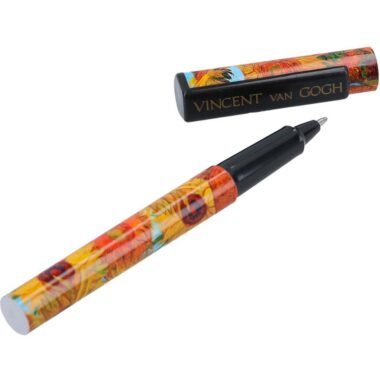 Vincent van Gogh Sunflowers pen featuring the vibrant artwork of Sunflowers, crafted by Carmani. This beautiful pen is perfect for art enthusiasts and comes with gift packaging, making it a unique and stylish gift option. It’s also a cheap Christmas gift for anyone who appreciates stunning art. Van Gogh pen, Sunflowers pen, Carmani pen, artistic stationery, gift for art lovers, unique pen, home and office, writing accessories, elegant design, gift packaging, cheap Christmas gift Στυλό με το έργο Sunflowers του Vincent van Gogh, φτιαγμένο από την Carmani. Αυτό το όμορφο στυλό είναι ιδανικό για λάτρεις της τέχνης και έρχεται με συσκευασία δώρου, κάνοντάς το μια μοναδική και στιλάτη επιλογή δώρου. Είναι επίσης μια οικονομική επιλογή δώρου για τα Χριστούγεννα για όποιον εκτιμά την εντυπωσιακή τέχνη. στυλό Van Gogh, στυλό Sunflowers, στυλό Carmani, καλλιτεχνική γραφική ύλη, δώρο για λάτρεις της τέχνης, μοναδικό στυλό, είδη σπιτιού και γραφείου, αξεσουάρ γραφής, κομψός σχεδιασμός, συσκευασία δώρου, οικονομικό δώρο Χριστουγέννων