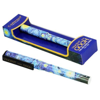 Vincent van Gogh Starry Night pen featuring the iconic artwork of Starry Night, crafted by Carmani. This stunning pen is perfect for art lovers and comes with gift packaging, making it a unique and stylish gift option. It’s also a cheap Christmas gift for anyone who appreciates beautiful art. Van Gogh pen, Starry Night pen, Carmani pen, artistic stationery, gift for art lovers, unique pen, home and office, writing accessories, elegant design, gift packaging, cheap Christmas gift Στυλό με το έργο Starry Night του Vincent van Gogh, φτιαγμένο από την Carmani. Αυτό το εντυπωσιακό στυλό είναι ιδανικό για λάτρεις της τέχνης και έρχεται με συσκευασία δώρου, κάνοντάς το μια μοναδική και στιλάτη επιλογή δώρου. Είναι επίσης μια οικονομική επιλογή δώρου για τα Χριστούγεννα για όποιον εκτιμά την όμορφη τέχνη. στυλό Van Gogh, στυλό Starry Night, στυλό Carmani, καλλιτεχνική γραφική ύλη, δώρο για λάτρεις της τέχνης, μοναδικό στυλό, είδη σπιτιού και γραφείου, αξεσουάρ γραφής, κομψός σχεδιασμός, συσκευασία δώρου, οικονομικό δώρο Χριστουγέννων