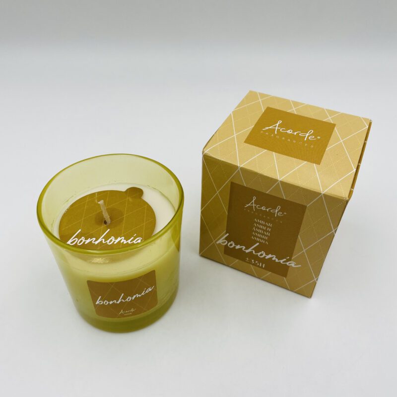 Elegant paraffin candle with an amber scent, offering up to 35 hours of burn time. Perfect for creating a cozy atmosphere and adding a touch of fragrance to any space. paraffin candle, scented candle, amber candle, long-lasting candle, home fragrance, decorative candle, gift candle, relaxation candle, cozy atmosphere, 35 hours burn time. Κομψό κερί παραφίνης με άρωμα κεχριμπάρι, προσφέροντας έως 35 ώρες καύσης. Ιδανικό για να δημιουργήσει μια ζεστή ατμόσφαιρα και να προσθέσει μια πινελιά αρώματος σε οποιοδήποτε χώρο. κερί παραφίνης, αρωματικό κερί, κερί κεχριμπάρι, μακράς διάρκειας κερί, άρωμα σπιτιού, διακοσμητικό κερί, δώρο κερί, κερί χαλάρωσης, ζεστή ατμόσφαιρα, 35 ώρες καύσης.