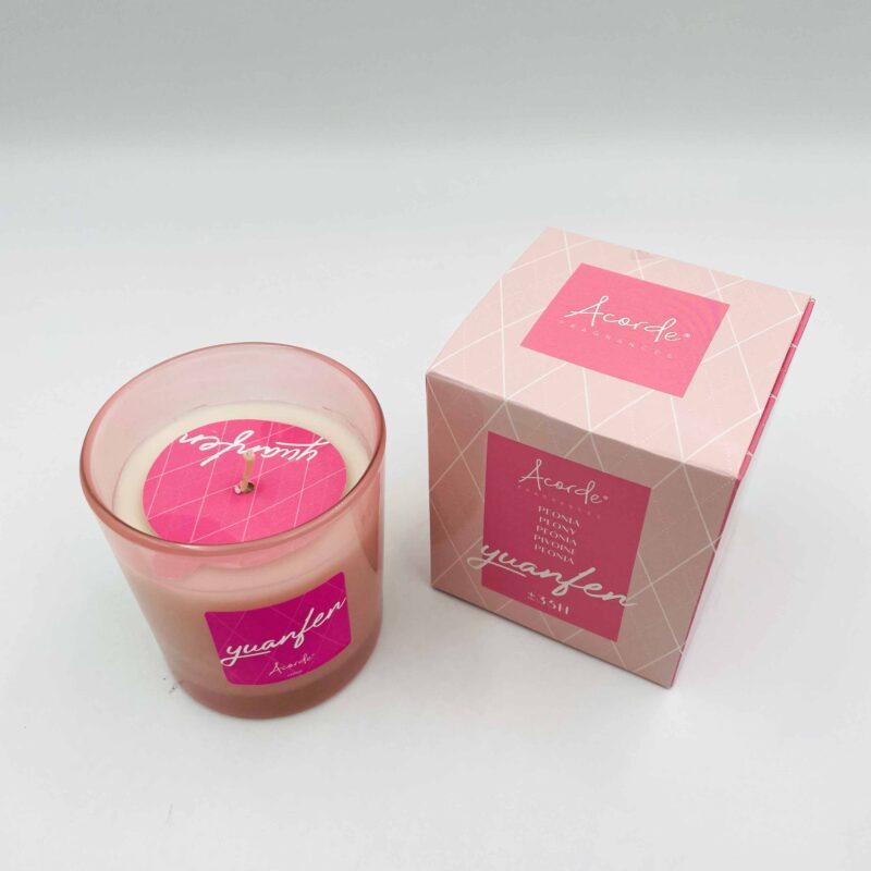 : Elegant paraffin candle with a peony scent, offering up to 35 hours of burn time. Perfect for creating a cozy atmosphere and adding a touch of fragrance to any space. paraffin candle, scented candle, peony candle, long-lasting candle, home fragrance, decorative candle, gift candle, relaxation candle, cozy atmosphere, 35 hours burn time. Κομψό κερί παραφίνης με άρωμα παιωνίας, προσφέροντας έως 35 ώρες καύσης. Ιδανικό για να δημιουργήσει μια ζεστή ατμόσφαιρα και να προσθέσει μια πινελιά αρώματος σε οποιοδήποτε χώρο. κερί παραφίνης, αρωματικό κερί, κερί παιωνίας, μακράς διάρκειας κερί, άρωμα σπιτιού, διακοσμητικό κερί, δώρο κερί, κερί χαλάρωσης, ζεστή ατμόσφαιρα, 35 ώρες καύσης.