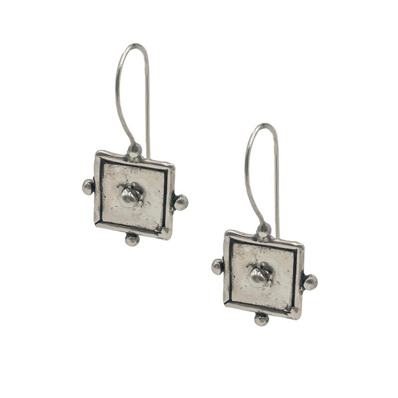 Handmade Silver 925 aeropi's modern square earrings with a central and edge bead detail. These contemporary and stylish earrings, crafted by Sunny Designs in Athens and Budapest, offer a unique and geometric look, perfect for women who love modern fashion. Gift packaging included. Silver 925 earrings, modern square earrings, bead detail earrings, handmade jewelry, Sunny Designs, jewelry from Athens, jewelry from Budapest, women’s earrings, geometric earrings, unique gift, stylish jewelry Χειροποίητα σκουλαρίκια τετράγωνα μοντέρνα από ασήμι 925 με μπίλια στο κέντρο και στις άκρες. Αυτά τα σύγχρονα και κομψά σκουλαρίκια, δημιουργημένα από τη Sunny Designs στην Αθήνα και τη Βουδαπέστη, προσφέρουν μια μοναδική γεωμετρική εμφάνιση, ιδανική για γυναίκες που αγαπούν τη μοντέρνα μόδα. Συνοδεύονται από συσκευασία δώρου. Σκουλαρίκια ασήμι 925, μοντέρνα σκουλαρίκια, σκουλαρίκια με μπίλια, χειροποίητα κοσμήματα, Sunny Designs, κοσμήματα από Αθήνα, κοσμήματα από Βουδαπέστη, σκουλαρίκια για γυναίκες, γεωμετρικά σκουλαρίκια, μοναδικό δώρο