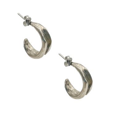 Handmade Silver 925 Iris small hoop earrings, perfect for everyday elegance. These minimalistic hoops are crafted by Sunny Designs in Athens and Budapest, offering a timeless and versatile accessory for women and girls. A beautiful gift idea with gift packaging included. Silver 925 earrings, small hoop earrings, minimalist earrings, handmade jewelry, Sunny Designs, jewelry from Athens, jewelry from Budapest, women’s earrings, gift for women, silver hoop earrings, timeless jewelry Χειροποίητα σκουλαρίκια κρίκοι Iris μικρού μεγέθους από ασήμι 925, ιδανικά για κομψές καθημερινές εμφανίσεις. Αυτοί οι μίνιμαλ κρίκοι είναι δημιουργημένοι από τη Sunny Designs στην Αθήνα και τη Βουδαπέστη, προσφέροντας μια διαχρονική και ευέλικτη επιλογή για γυναίκες και κορίτσια. Μια όμορφη ιδέα για δώρο με συσκευασία δώρου. Σκουλαρίκια ασήμι 925, μικροί κρίκοι, μίνιμαλ σκουλαρίκια, χειροποίητα κοσμήματα, Sunny Designs, κοσμήματα από Αθήνα, κοσμήματα από Βουδαπέστη, σκουλαρίκια για γυναίκες, δώρο για γυναίκες, διαχρονικά σκουλαρίκια