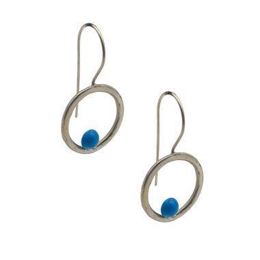 Handmade Silver 925 Phaidra circle earrings with a striking turquoise stone. Crafted by Sunny Designs in Athens and Budapest, these elegant earrings make an amazing gift for women and girls. Perfect for adding a touch of color and elegance to any outfit. Comes with gift packaging. Silver 925 earrings, turquoise stone earrings, circle earrings, handmade jewelry, Sunny Designs, jewelry from Athens, jewelry from Budapest, women’s earrings, gift for women, elegant earrings, unique gift Χειροποίητα σκουλαρίκια Phaidra από ασήμι 925 με εντυπωσιακή πέτρα τυρκουάζ. Δημιουργημένα από τη Sunny Designs στην Αθήνα και τη Βουδαπέστη, αυτά τα κομψά σκουλαρίκια είναι ένα υπέροχο δώρο για γυναίκες και κορίτσια. Ιδανικά για να προσθέσουν μια πινελιά χρώματος και κομψότητας σε κάθε εμφάνιση. Συνοδεύονται από συσκευασία δώρου. Σκουλαρίκια ασήμι 925, σκουλαρίκια με τυρκουάζ, στρογγυλά σκουλαρίκια, χειροποίητα κοσμήματα, Sunny Designs, κοσμήματα από Αθήνα, κοσμήματα από Βουδαπέστη, σκουλαρίκια για γυναίκες, δώρο για γυναίκες, κομψά σκουλαρίκια, μοναδικό δώρο