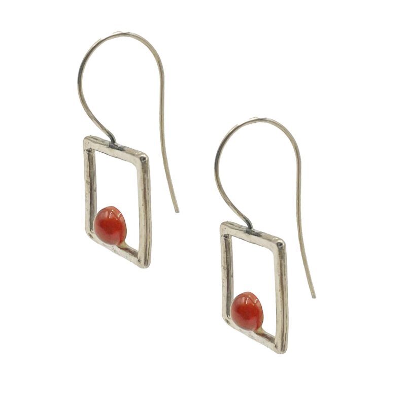 Handmade Silver 925 Cyanea square earrings featuring vibrant carnelian stones. Crafted by Sunny Designs in Athens and Budapest, these elegant earrings are a perfect gift for women and girls. Ideal for adding a touch of sophistication to any outfit. Comes with gift packaging. Silver 925 earrings, carnelian stone earrings, square earrings, handmade jewelry, Sunny Designs, jewelry from Athens, jewelry from Budapest, women’s earrings, gift for women, elegant earrings, unique gift Χειροποίητα σκουλαρίκια Cyanea από ασήμι 925 με λαμπερή πέτρα καρνεόλη. Δημιουργημένα από τη Sunny Designs στην Αθήνα και τη Βουδαπέστη, αυτά τα κομψά σκουλαρίκια είναι ιδανικό δώρο για γυναίκες και κορίτσια. Ιδανικά για να προσθέσουν μια πινελιά κομψότητας σε κάθε εμφάνιση. Συνοδεύονται από συσκευασία δώρου. Σκουλαρίκια ασήμι 925, σκουλαρίκια με καρνεόλη, τετράγωνα σκουλαρίκια, χειροποίητα κοσμήματα, Sunny Designs, κοσμήματα από Αθήνα, κοσμήματα από Βουδαπέστη, σκουλαρίκια για γυναίκες, δώρο για γυναίκες, κομψά σκουλαρίκια, μοναδικό δώρο