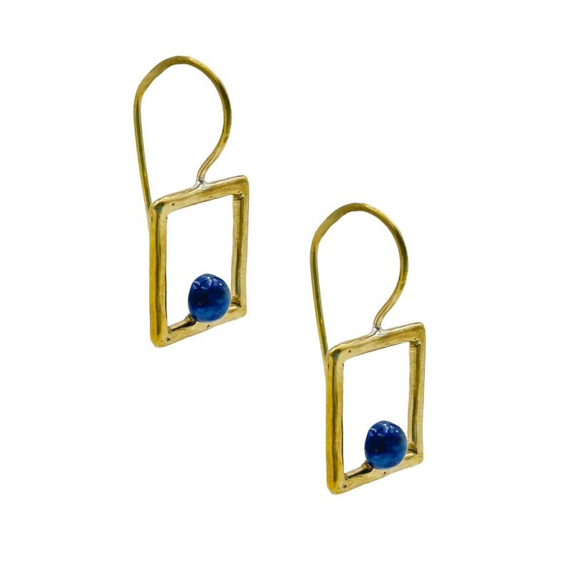 Handmade brass Cyanea square earrings featuring stunning blue cat eye stones, crafted by Sunny Designs. These contemporary earrings are perfect for adding a bold statement to any outfit and make a fabulous gift for women. Cyanea earrings, square earrings, blue cat eye earrings, handmade brass jewelry, Sunny Designs earrings, unique gift, stylish earrings, women’s jewelry, artisan earrings, bold earrings Χειροποίητα σκουλαρίκια Cyanea από μπρούντζο σε σχήμα τετράγωνου με εντυπωσιακές μπλε πέτρες ματιού της γάτας, φτιαγμένα από τη Sunny Designs. Αυτά τα σύγχρονα σκουλαρίκια είναι ιδανικά για να προσθέσουν μια τολμηρή δήλωση σε κάθε ντύσιμο και αποτελούν μια φανταστική επιλογή δώρου για γυναίκες. σκουλαρίκια Cyanea, τετράγωνα σκουλαρίκια, σκουλαρίκια με μπλε μάτι γάτας, χειροποίητο κόσμημα από μπρούντζο, σκουλαρίκια Sunny Designs, μοναδικό δώρο, κομψά σκουλαρίκια, γυναικείο κόσμημα, κοσμήματα τέχνης, τολμηρά σκουλαρίκια