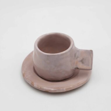 Handmade espresso cup with saucer available in green glaze, pink glaze, and white with effects glaze. This artisanal cup set is perfect for coffee lovers, embodying the essence of fall with warm, earthy tones and unique finishes. Ideal for autumn gatherings, this collection blends craftsmanship with seasonal charm, making it a standout addition to any kitchen or coffee bar. Shop this fall-inspired espresso cup set in our e-shop for a cozy, artisanal coffee experience. Χειροποίητο φλιτζάνι εσπρέσο με πιατάκι, διαθέσιμο σε πράσινη, ροζ και λευκή με εφέ γυαλιστερή επίστρωση. Αυτή η συλλογή είναι η απόλυτη ενσάρκωση του φθινοπώρου, με ζεστές γήινες αποχρώσεις και μοναδικά φινιρίσματα, ιδανική για φθινοπωρινές συγκεντρώσεις. Προσθέστε μια πινελιά τέχνης και φθινοπωρινής γοητείας στην κουζίνα ή τον καφέ σας. Ανακαλύψτε το φθινοπωρινό σετ φλιτζανιών εσπρέσο στο e-shop μας για μια ζεστή, χειροποίητη εμπειρία καφέ.