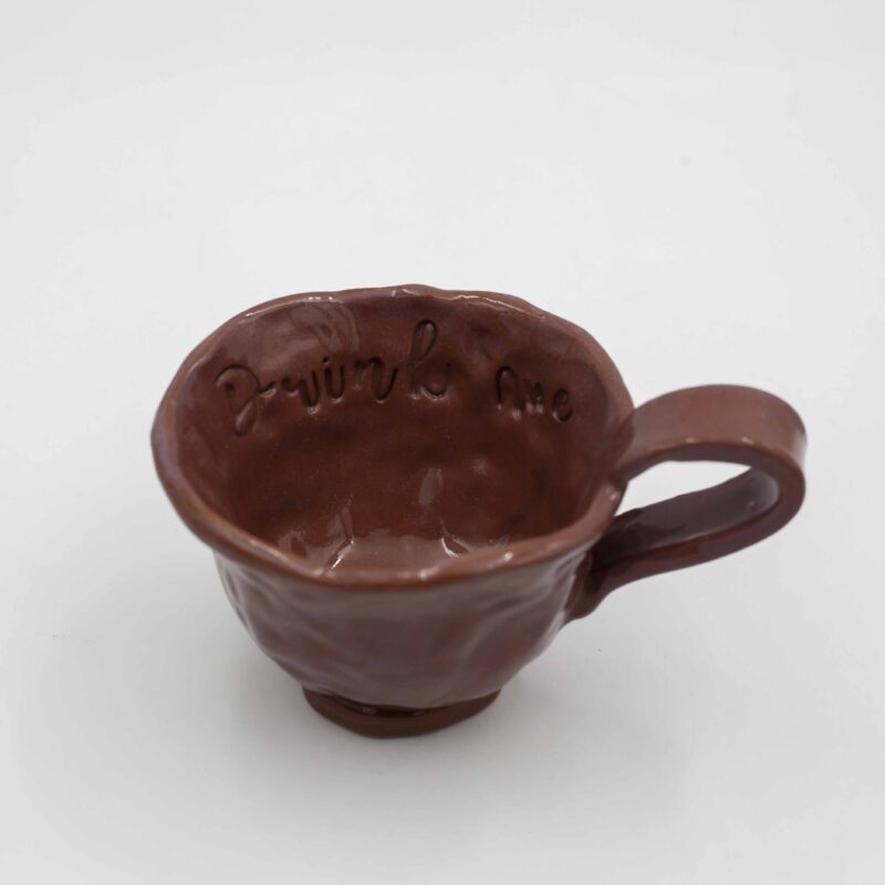 Handmade ceramic pinched mugs crafted from natural red clay, finished with a transparent glaze that highlights the earthy tones. Each mug features a unique message either at the bottom or on the lip, adding a personal touch. This autumn-inspired design brings warmth and rustic charm, perfect for cozy fall moments with a hot beverage. Χειροποίητες κεραμικές τσιμπητές κούπες , κατασκευασμένες από φυσικό κόκκινο πηλό, καλυμμένες με διάφανο γυαλί που αναδεικνύει τους γήινους τόνους. Κάθε κούπα διαθέτει ένα μοναδικό μήνυμα είτε στον πάτο είτε στο χείλος, προσθέτοντας μια προσωπική πινελιά. Αυτός ο φθινοπωρινός σχεδιασμός αποπνέει ζεστασιά και ρουστίκ γοητεία, ιδανικός για στιγμές με ζεστά ροφήματα κατά τη διάρκεια του φθινοπώρου.