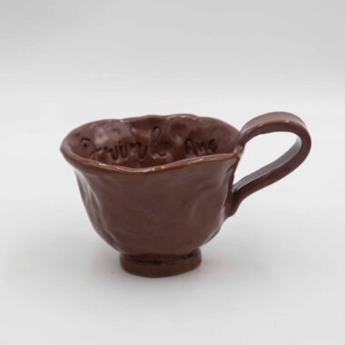 Handmade ceramic pinched mugs crafted from natural red clay, finished with a transparent glaze that highlights the earthy tones. Each mug features a unique message either at the bottom or on the lip, adding a personal touch. This autumn-inspired design brings warmth and rustic charm, perfect for cozy fall moments with a hot beverage. Χειροποίητες κεραμικές τσιμπητές κούπες , κατασκευασμένες από φυσικό κόκκινο πηλό, καλυμμένες με διάφανο γυαλί που αναδεικνύει τους γήινους τόνους. Κάθε κούπα διαθέτει ένα μοναδικό μήνυμα είτε στον πάτο είτε στο χείλος, προσθέτοντας μια προσωπική πινελιά. Αυτός ο φθινοπωρινός σχεδιασμός αποπνέει ζεστασιά και ρουστίκ γοητεία, ιδανικός για στιγμές με ζεστά ροφήματα κατά τη διάρκεια του φθινοπώρου.