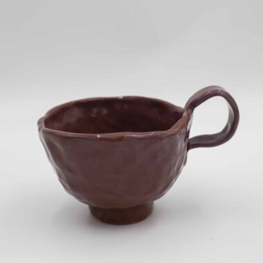 Handmade ceramic pinched mugs crafted from natural red clay, finished with a transparent glaze that highlights the earthy tones. Each mug features a unique message either at the bottom or on the lip, adding a personal touch. This autumn-inspired design brings warmth and rustic charm, perfect for cozy fall moments with a hot beverage. Χειροποίητες κεραμικές τσιμπητές κούπες , κατασκευασμένες από φυσικό κόκκινο πηλό, καλυμμένες με διάφανο γυαλί που αναδεικνύει τους γήινους τόνους. Κάθε κούπα διαθέτει ένα μοναδικό μήνυμα είτε στον πάτο είτε στο χείλος, προσθέτοντας μια προσωπική πινελιά. Αυτός ο φθινοπωρινός σχεδιασμός αποπνέει ζεστασιά και ρουστίκ γοητεία, ιδανικός για στιγμές με ζεστά ροφήματα κατά τη διάρκεια του φθινοπώρου.