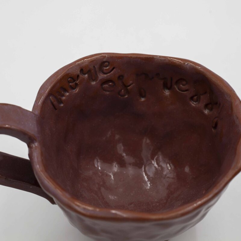 Handmade ceramic pinched mugs crafted from natural red clay, finished with a transparent glaze that highlights the earthy tones. Each mug features a unique message either at the bottom or on the lip, adding a personal touch. This autumn-inspired design brings warmth and rustic charm, perfect for cozy fall moments with a hot beverage. Χειροποίητες κεραμικές τσιμπητές κούπες , κατασκευασμένες από φυσικό κόκκινο πηλό, καλυμμένες με διάφανο γυαλί που αναδεικνύει τους γήινους τόνους. Κάθε κούπα διαθέτει ένα μοναδικό μήνυμα είτε στον πάτο είτε στο χείλος, προσθέτοντας μια προσωπική πινελιά. Αυτός ο φθινοπωρινός σχεδιασμός αποπνέει ζεστασιά και ρουστίκ γοητεία, ιδανικός για στιγμές με ζεστά ροφήματα κατά τη διάρκεια του φθινοπώρου.