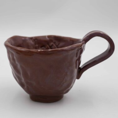 Handmade ceramic pinched mugs crafted from natural red clay, finished with a transparent glaze that highlights the earthy tones. Each mug features a unique message either at the bottom or on the lip, adding a personal touch. This autumn-inspired design brings warmth and rustic charm, perfect for cozy fall moments with a hot beverage. Χειροποίητες κεραμικές τσιμπητές κούπες , κατασκευασμένες από φυσικό κόκκινο πηλό, καλυμμένες με διάφανο γυαλί που αναδεικνύει τους γήινους τόνους. Κάθε κούπα διαθέτει ένα μοναδικό μήνυμα είτε στον πάτο είτε στο χείλος, προσθέτοντας μια προσωπική πινελιά. Αυτός ο φθινοπωρινός σχεδιασμός αποπνέει ζεστασιά και ρουστίκ γοητεία, ιδανικός για στιγμές με ζεστά ροφήματα κατά τη διάρκεια του φθινοπώρου.