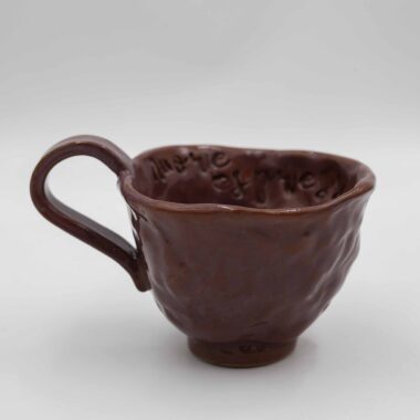 Handmade ceramic pinched mugs crafted from natural red clay, finished with a transparent glaze that highlights the earthy tones. Each mug features a unique message either at the bottom or on the lip, adding a personal touch. This autumn-inspired design brings warmth and rustic charm, perfect for cozy fall moments with a hot beverage. Χειροποίητες κεραμικές τσιμπητές κούπες , κατασκευασμένες από φυσικό κόκκινο πηλό, καλυμμένες με διάφανο γυαλί που αναδεικνύει τους γήινους τόνους. Κάθε κούπα διαθέτει ένα μοναδικό μήνυμα είτε στον πάτο είτε στο χείλος, προσθέτοντας μια προσωπική πινελιά. Αυτός ο φθινοπωρινός σχεδιασμός αποπνέει ζεστασιά και ρουστίκ γοητεία, ιδανικός για στιγμές με ζεστά ροφήματα κατά τη διάρκεια του φθινοπώρου.