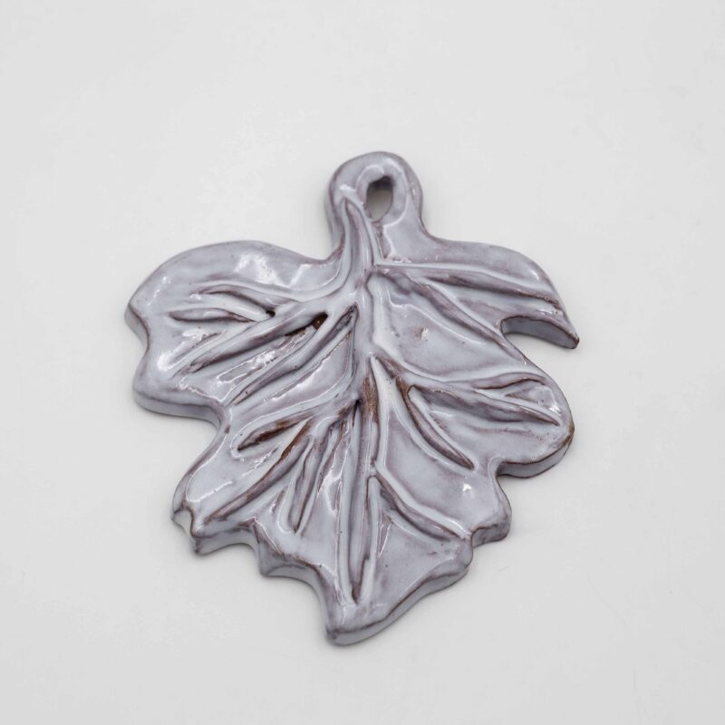 Handmade ceramic hanging leaves crafted with attention to detail, perfect for adding a natural, artistic touch to your home decor. These unique pieces are shaped like autumn leaves, showcasing warm earthy tones and textures, making them ideal for fall-inspired settings. Each leaf is delicately glazed and suspended for a charming, seasonal aesthetic. Χειροποίητα κεραμικά φύλλα για κρέμασμα, φτιαγμένα με προσοχή στη λεπτομέρεια, ιδανικά για να προσθέσετε μια φυσική, καλλιτεχνική πινελιά στη διακόσμηση του σπιτιού σας. Αυτά τα μοναδικά κομμάτια έχουν σχήμα φθινοπωρινών φύλλων, αναδεικνύοντας ζεστούς γήινους τόνους και υφές, κάνοντάς τα ιδανικά για φθινοπωρινές διακοσμήσεις. Κάθε φύλλο είναι προσεκτικά γυαλισμένο και αναρτημένο για μια γοητευτική εποχική αισθητική.