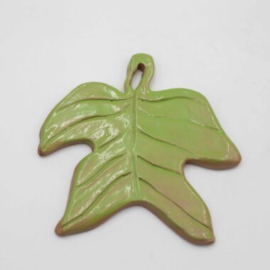 Handmade ceramic hanging leaves crafted with attention to detail, perfect for adding a natural, artistic touch to your home decor. These unique pieces are shaped like autumn leaves, showcasing warm earthy tones and textures, making them ideal for fall-inspired settings. Each leaf is delicately glazed and suspended for a charming, seasonal aesthetic. Χειροποίητα κεραμικά φύλλα για κρέμασμα, φτιαγμένα με προσοχή στη λεπτομέρεια, ιδανικά για να προσθέσετε μια φυσική, καλλιτεχνική πινελιά στη διακόσμηση του σπιτιού σας. Αυτά τα μοναδικά κομμάτια έχουν σχήμα φθινοπωρινών φύλλων, αναδεικνύοντας ζεστούς γήινους τόνους και υφές, κάνοντάς τα ιδανικά για φθινοπωρινές διακοσμήσεις. Κάθε φύλλο είναι προσεκτικά γυαλισμένο και αναρτημένο για μια γοητευτική εποχική αισθητική.