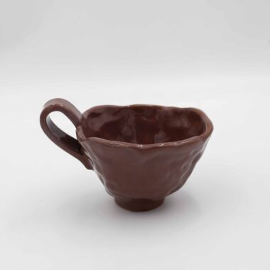 Handmade ceramic pinched mugs crafted from natural red clay, finished with a transparent glaze that highlights the earthy tones. Each mug features a unique message either at the bottom or on the lip, adding a personal touch. This autumn-inspired design brings warmth and rustic charm, perfect for cozy fall moments with a hot beverage. Χειροποίητες κεραμικές τσιμπητές κούπες , κατασκευασμένες από φυσικό κόκκινο πηλό, καλυμμένες με διάφανο γυαλί που αναδεικνύει τους γήινους τόνους. Κάθε κούπα διαθέτει ένα μοναδικό μήνυμα είτε στον πάτο είτε στο χείλος, προσθέτοντας μια προσωπική πινελιά. Αυτός ο φθινοπωρινός σχεδιασμός αποπνέει ζεστασιά και ρουστίκ γοητεία, ιδανικός για στιγμές με ζεστά ροφήματα κατά τη διάρκεια του φθινοπώρου.