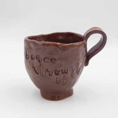 Handmade ceramic pinched mugs crafted from natural red clay, finished with a transparent glaze that highlights the earthy tones. Each mug features a unique message either at the bottom or on the lip, adding a personal touch. This autumn-inspired design brings warmth and rustic charm, perfect for cozy fall moments with a hot beverage. Χειροποίητες κεραμικές τσιμπητές κούπες , κατασκευασμένες από φυσικό κόκκινο πηλό, καλυμμένες με διάφανο γυαλί που αναδεικνύει τους γήινους τόνους. Κάθε κούπα διαθέτει ένα μοναδικό μήνυμα είτε στον πάτο είτε στο χείλος, προσθέτοντας μια προσωπική πινελιά. Αυτός ο φθινοπωρινός σχεδιασμός αποπνέει ζεστασιά και ρουστίκ γοητεία, ιδανικός για στιγμές με ζεστά ροφήματα κατά τη διάρκεια του φθινοπώρου.