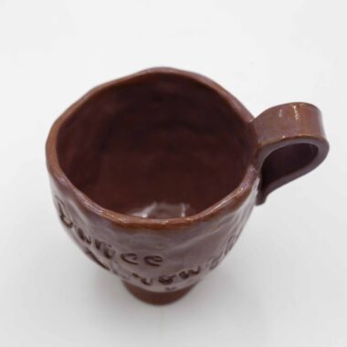 Handmade ceramic pinched mugs crafted from natural red clay, finished with a transparent glaze that highlights the earthy tones. Each mug features a unique message either at the bottom or on the lip, adding a personal touch. This autumn-inspired design brings warmth and rustic charm, perfect for cozy fall moments with a hot beverage. Χειροποίητες κεραμικές τσιμπητές κούπες , κατασκευασμένες από φυσικό κόκκινο πηλό, καλυμμένες με διάφανο γυαλί που αναδεικνύει τους γήινους τόνους. Κάθε κούπα διαθέτει ένα μοναδικό μήνυμα είτε στον πάτο είτε στο χείλος, προσθέτοντας μια προσωπική πινελιά. Αυτός ο φθινοπωρινός σχεδιασμός αποπνέει ζεστασιά και ρουστίκ γοητεία, ιδανικός για στιγμές με ζεστά ροφήματα κατά τη διάρκεια του φθινοπώρου.