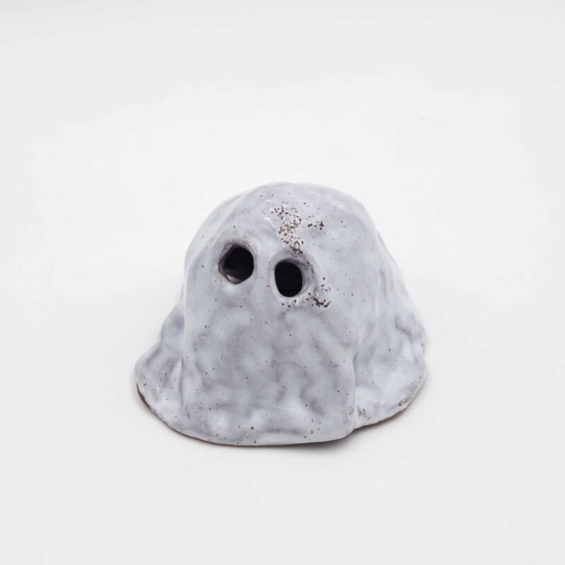 Handmade ceramic Halloween ghosts and pumpkins, crafted from natural clay and designed for burning incense or holding tealight candles. These spooky yet charming decorative pieces are perfect for adding a festive, artisanal touch to your Halloween decor. The detailed craftsmanship and rustic finish create a warm, eerie glow when lit, making them ideal for setting a cozy, autumn atmosphere. Χειροποίητα κεραμικά φαντάσματα και κολοκύθες για το Halloween, κατασκευασμένα από φυσικό πηλό και σχεδιασμένα για καύση λιβανιού ή ρεσώ κεριών. Αυτά τα τρομακτικά αλλά χαριτωμένα διακοσμητικά κομμάτια είναι ιδανικά για να προσθέσετε μια εορταστική, καλλιτεχνική πινελιά στη διακόσμηση του Halloween. Η λεπτομερής χειροποίητη κατασκευή και το ρουστίκ φινίρισμα δημιουργούν μια ζεστή, ατμοσφαιρική λάμψη όταν ανάβονται, ιδανική για μια φθινοπωρινή, ζεστή ατμόσφαιρα.